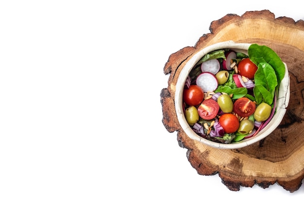 Miska sałatki na drewnianym stole